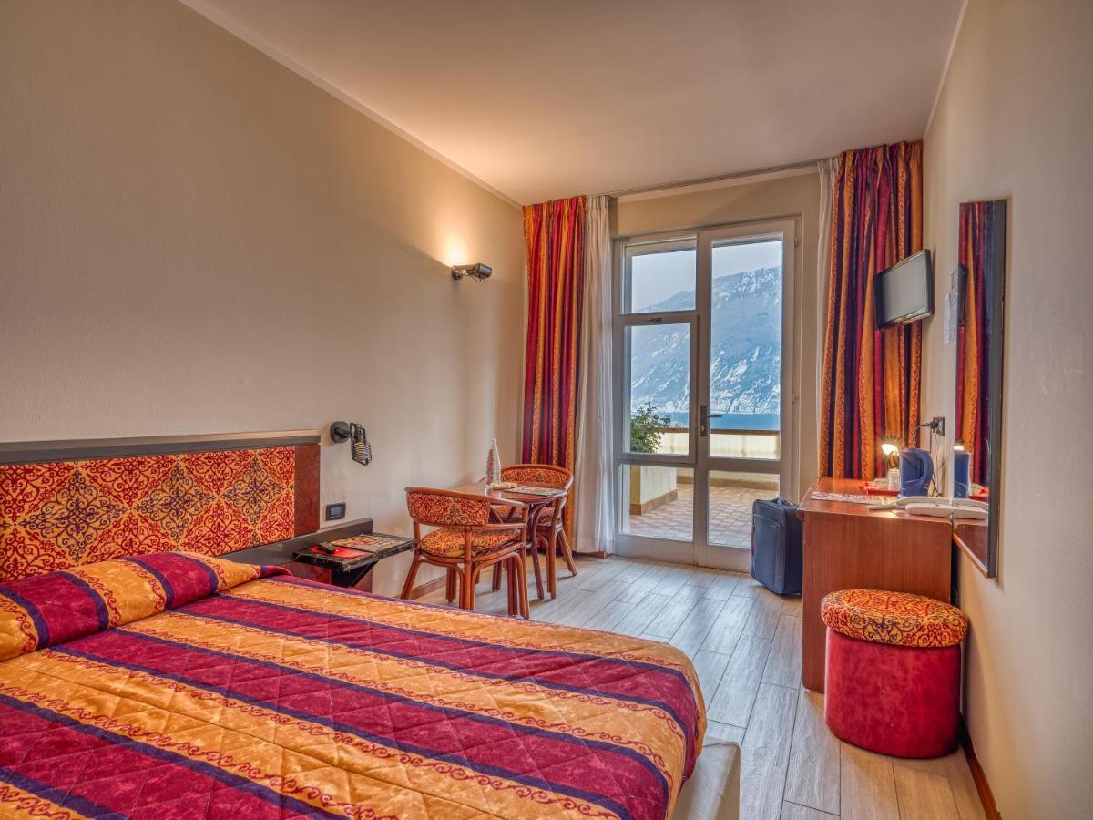 Hotel Cristina Limone sul Garda Esterno foto
