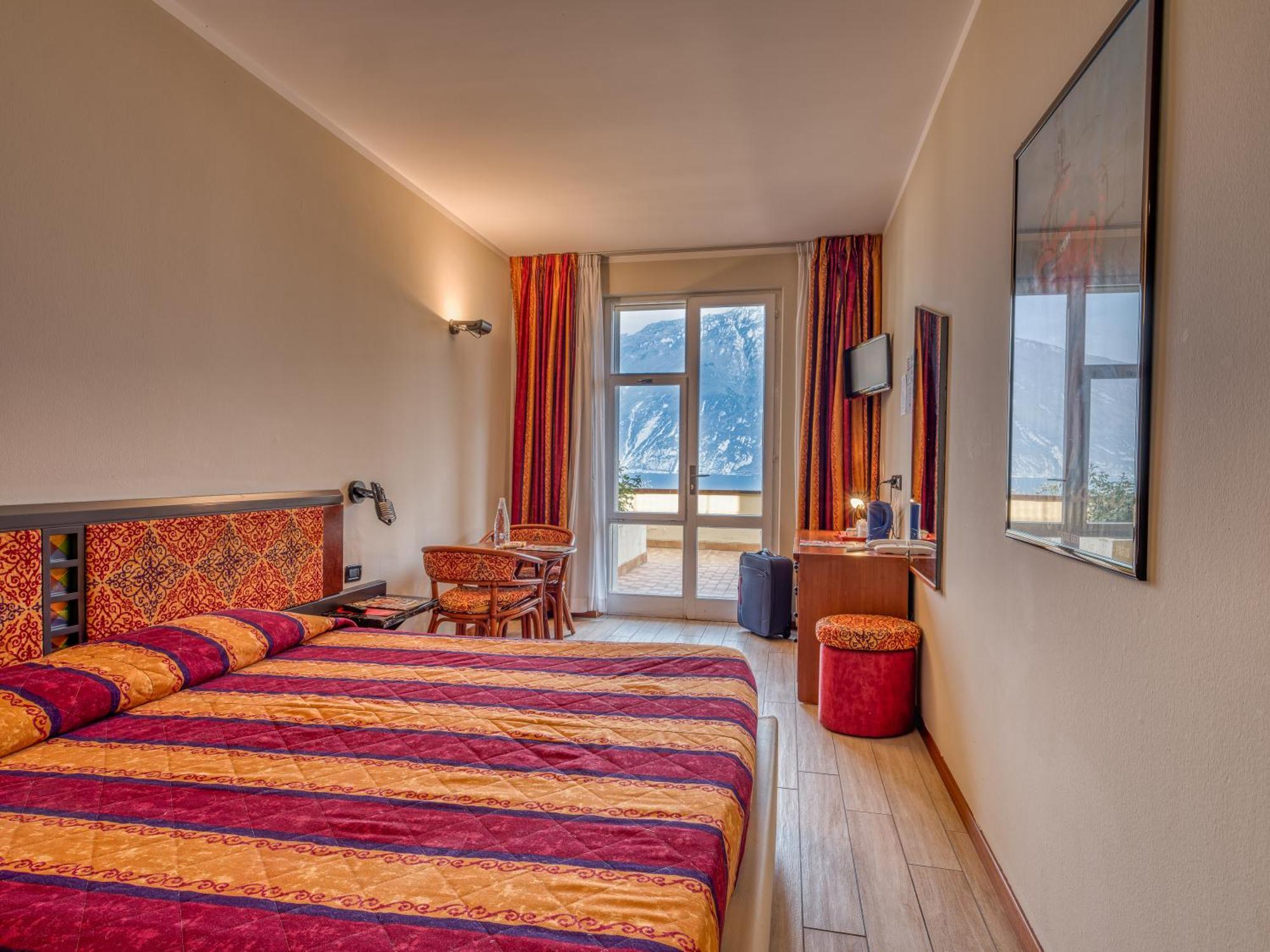 Hotel Cristina Limone sul Garda Esterno foto